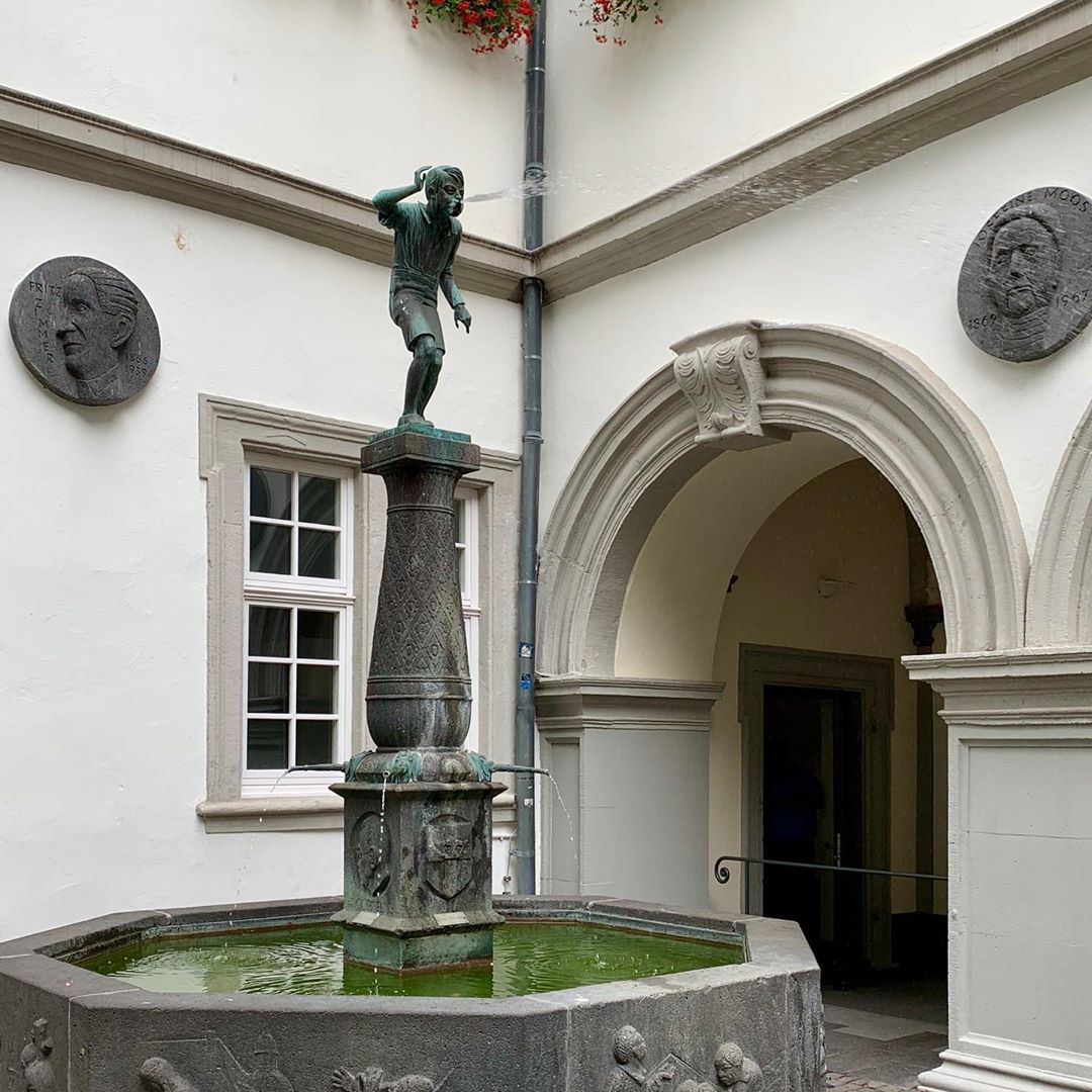 Schängelbrunnen Fountain